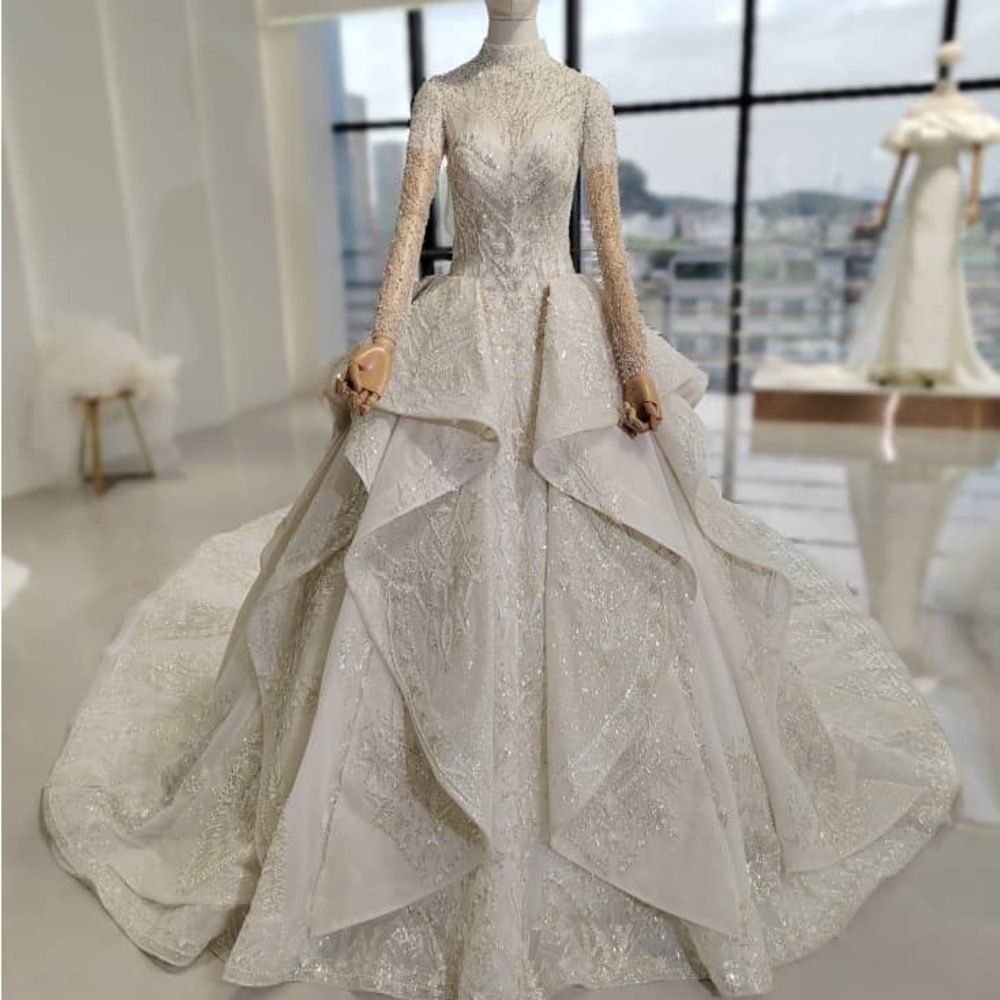 Many wedding dresses available - Picture 10 of 16